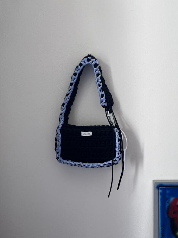 alfreda OG handbag s odnímatelnou karabinou a saténovým lemováním