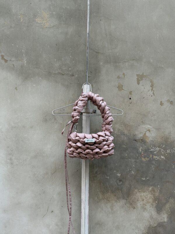 cloud bag velikost S horizontal s karabinou - pink