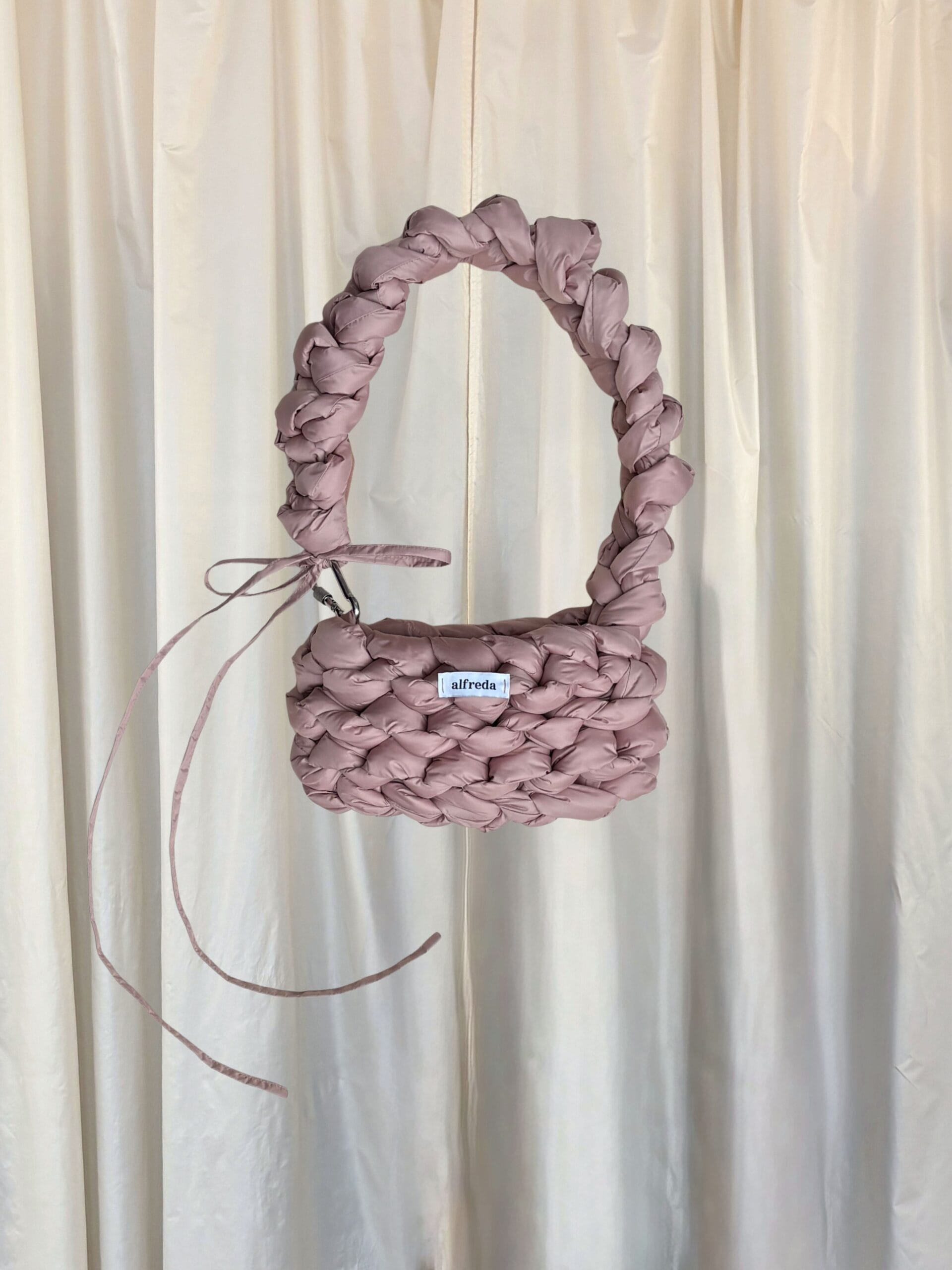 cloud bag velikost S horizontal s karabinou - pink
