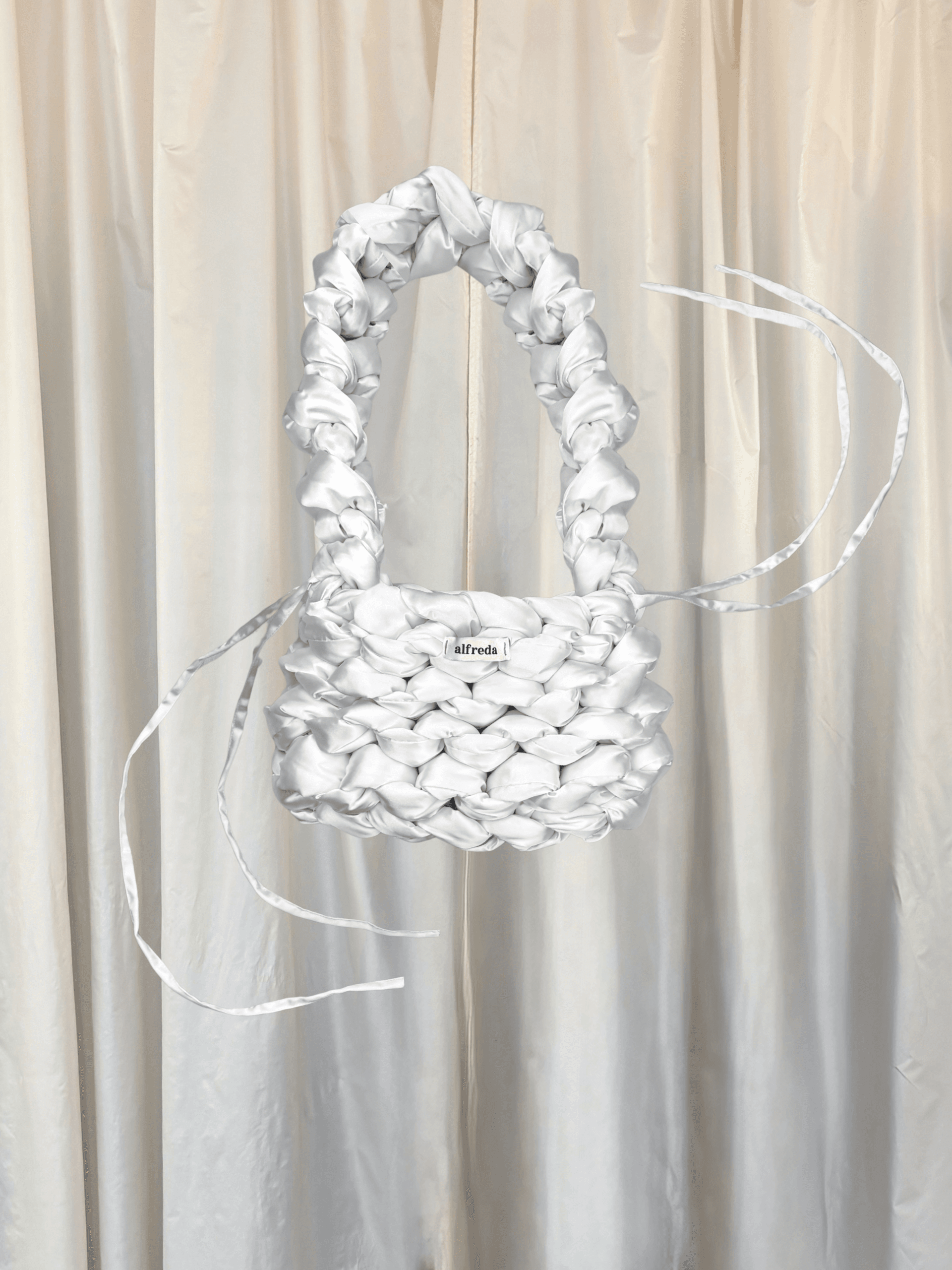 cloud bag velikost M white satén