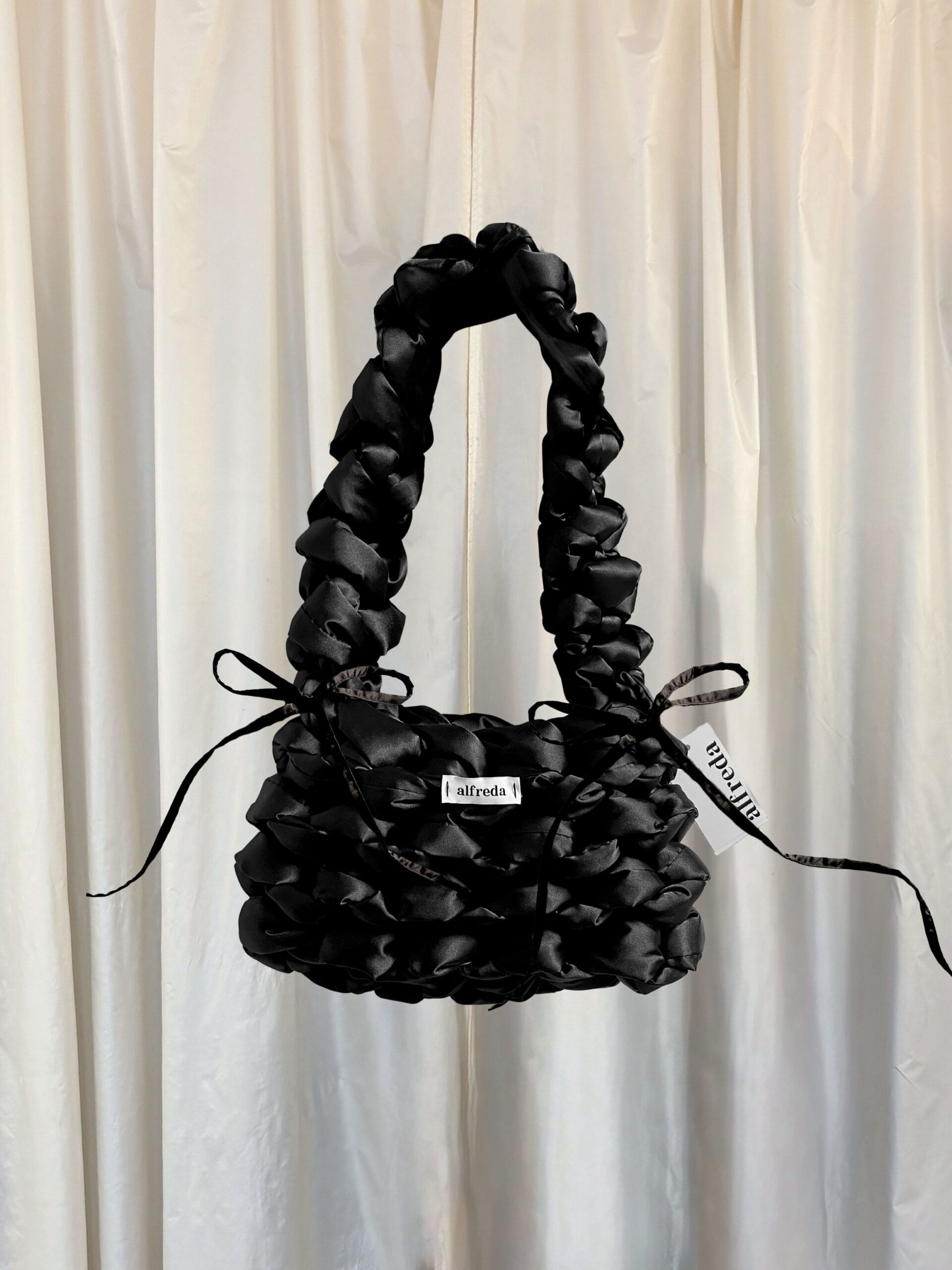 cloud bag velikost M black SATÉN