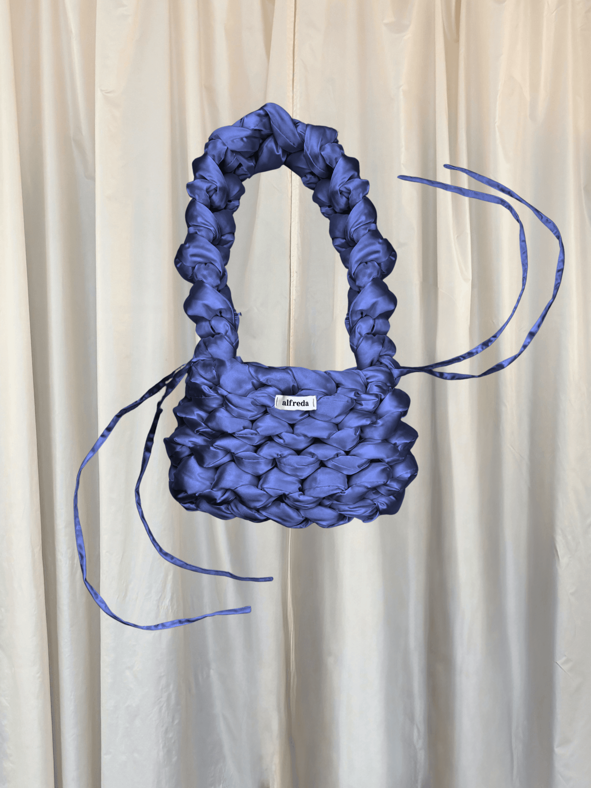 cloud bag velikost M dark blue satén