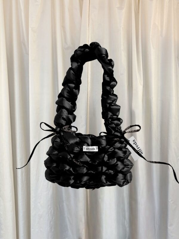 cloud bag velikost M black SATÉN